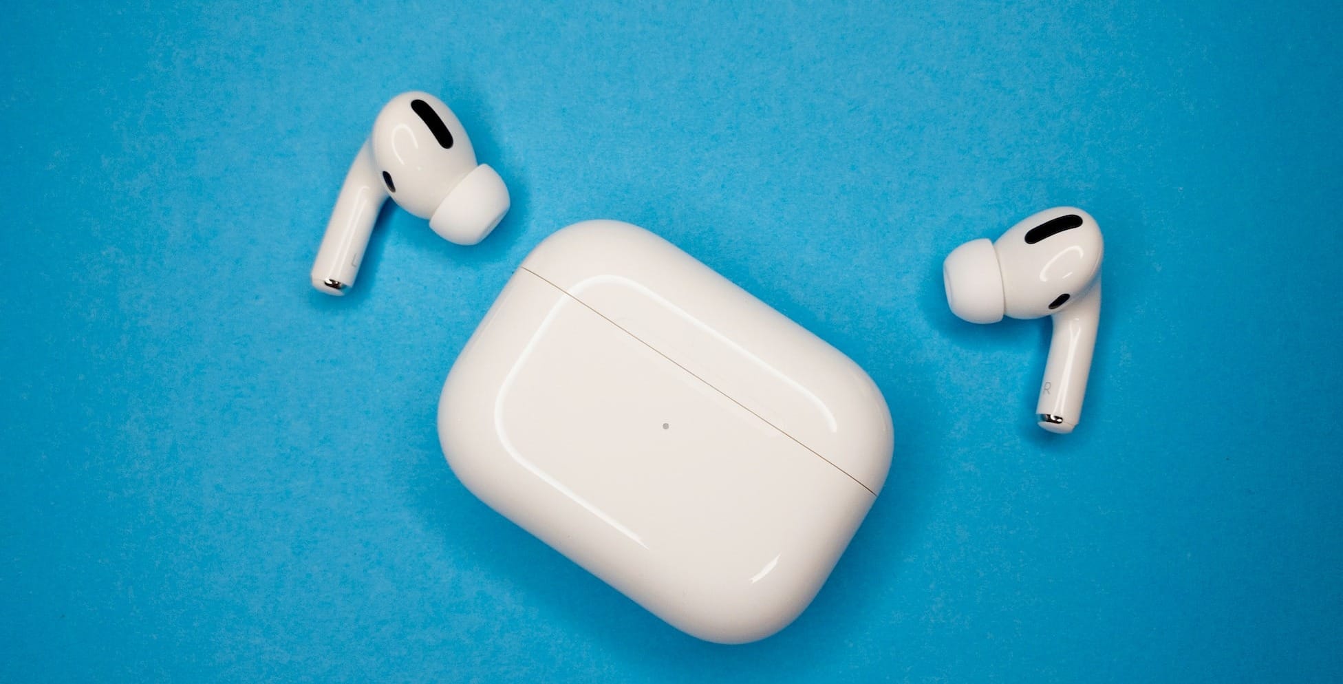 white apple airpods charging case